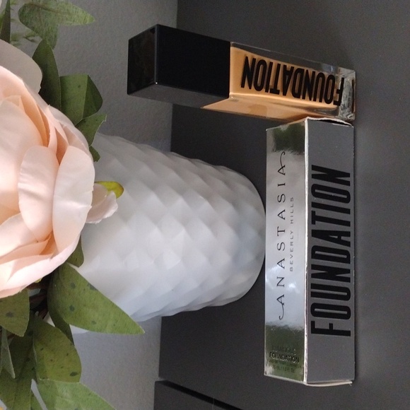 Anastasia Beverly Hills Luminous Foundation - Picture 1 of 5
